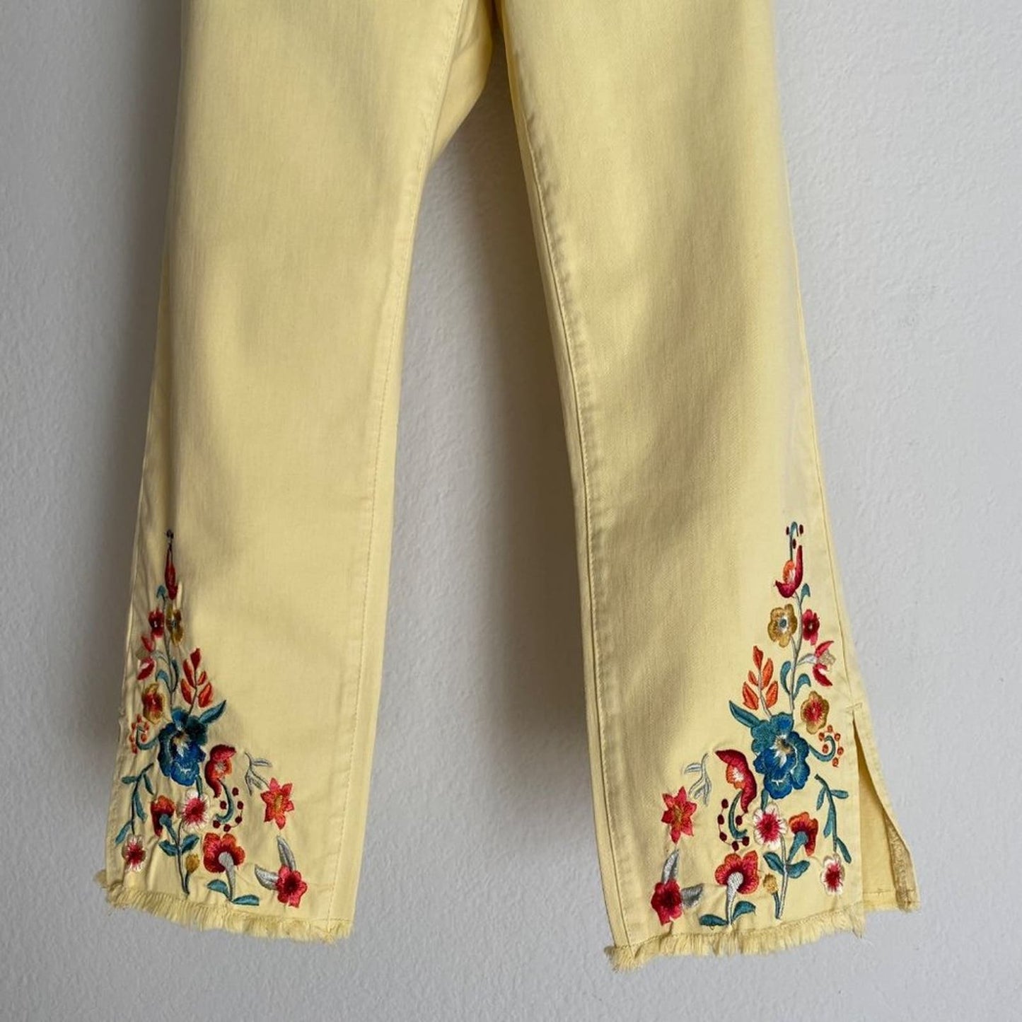 Tribal sz 4 audrey 70s mid rise straight capri floral jean pants