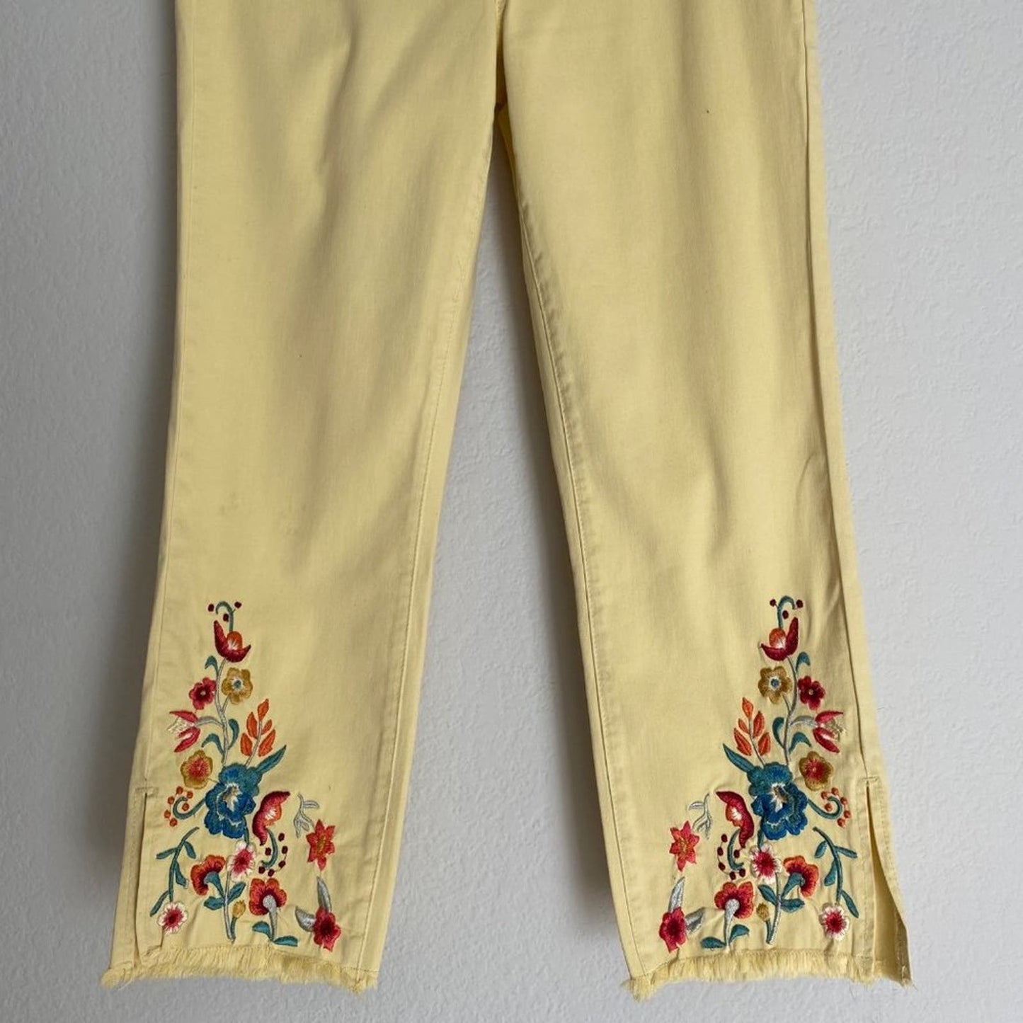 Tribal sz 4 audrey 70s mid rise straight capri floral jean pants